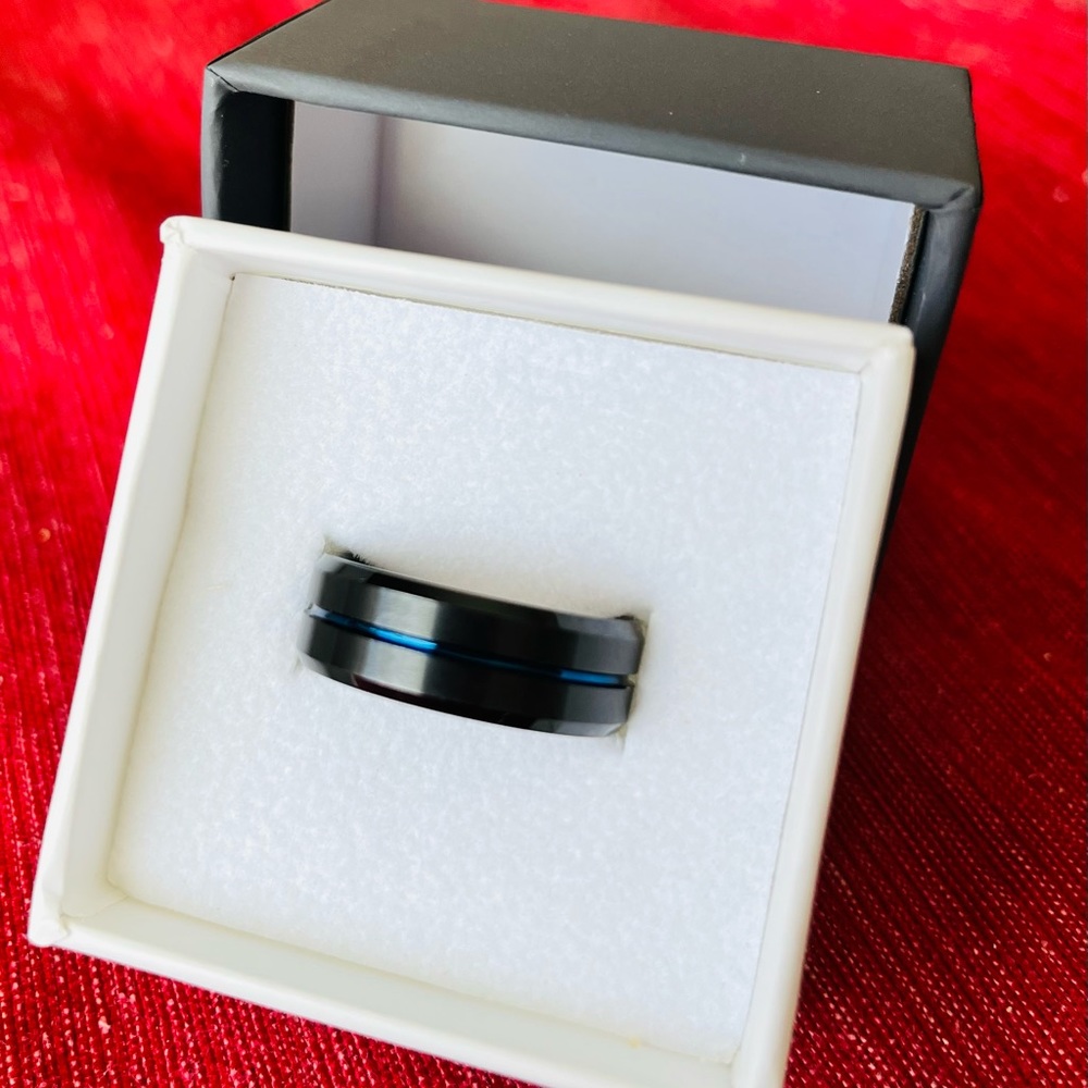 TUNGSTEN BLK/BL BAND 
BLACK AND BLUE MENS RING
SIZE 10